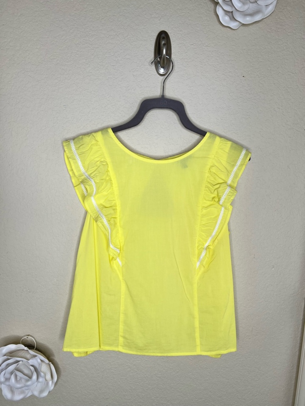 Banana Republic Yellow Ruffle Blouse Sleeveless Keyhole Back Embroidered L
